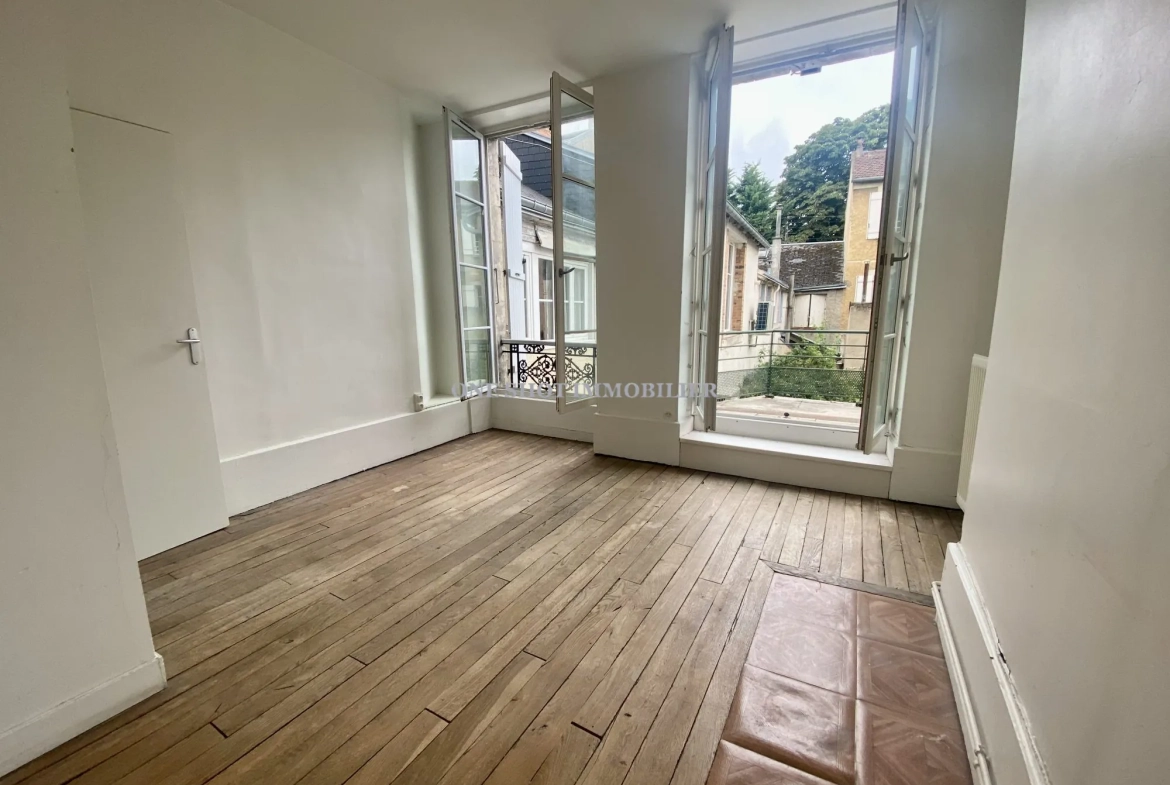 Appartement 2 pièces avec terrasse à vendre à Orléans, idéal renové, faible charge 