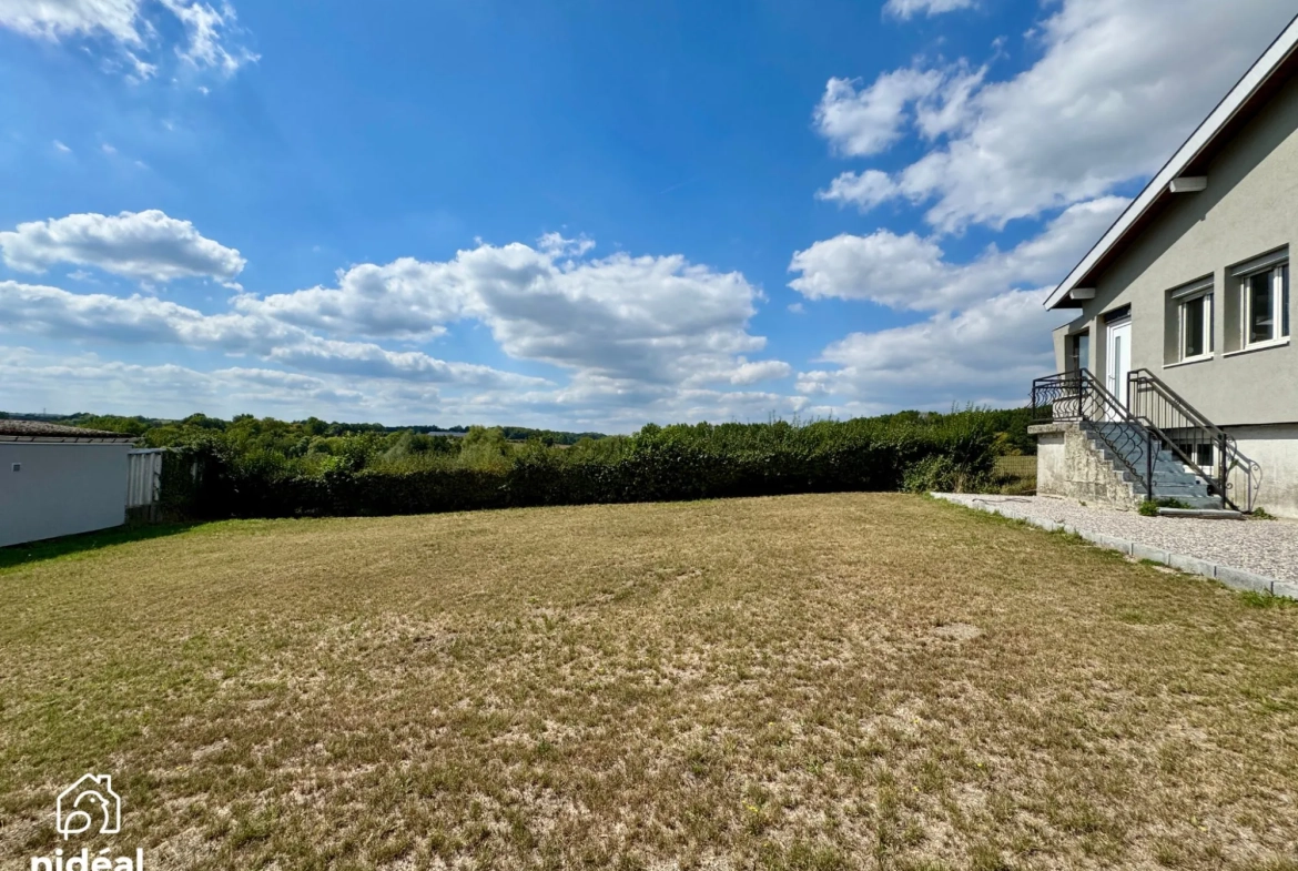 Maison rénovée de 75 m² avec jardin à Ferrière-la-Petite en campagne 