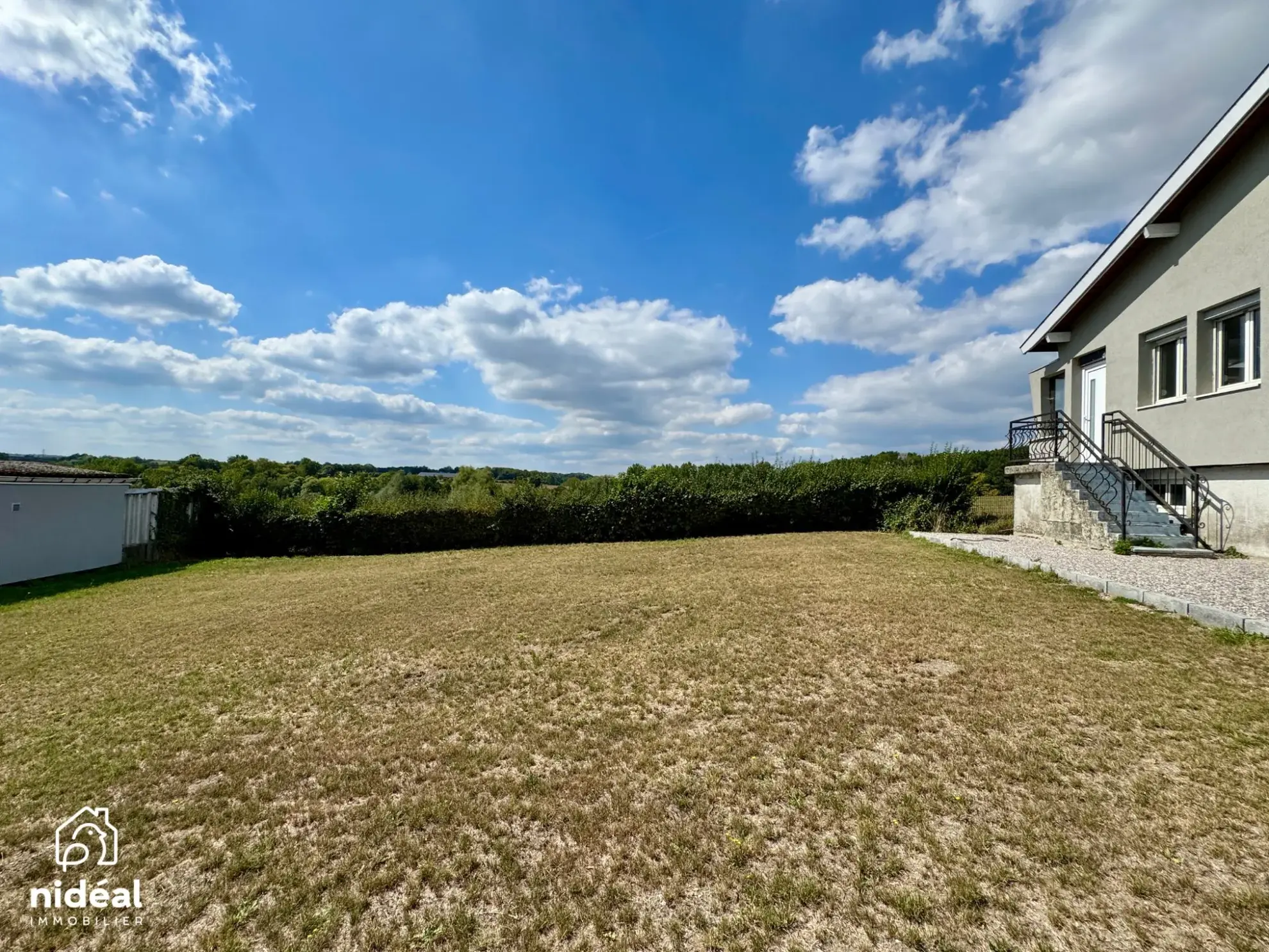 Maison rénovée de 75 m² avec jardin à Ferrière-la-Petite en campagne 