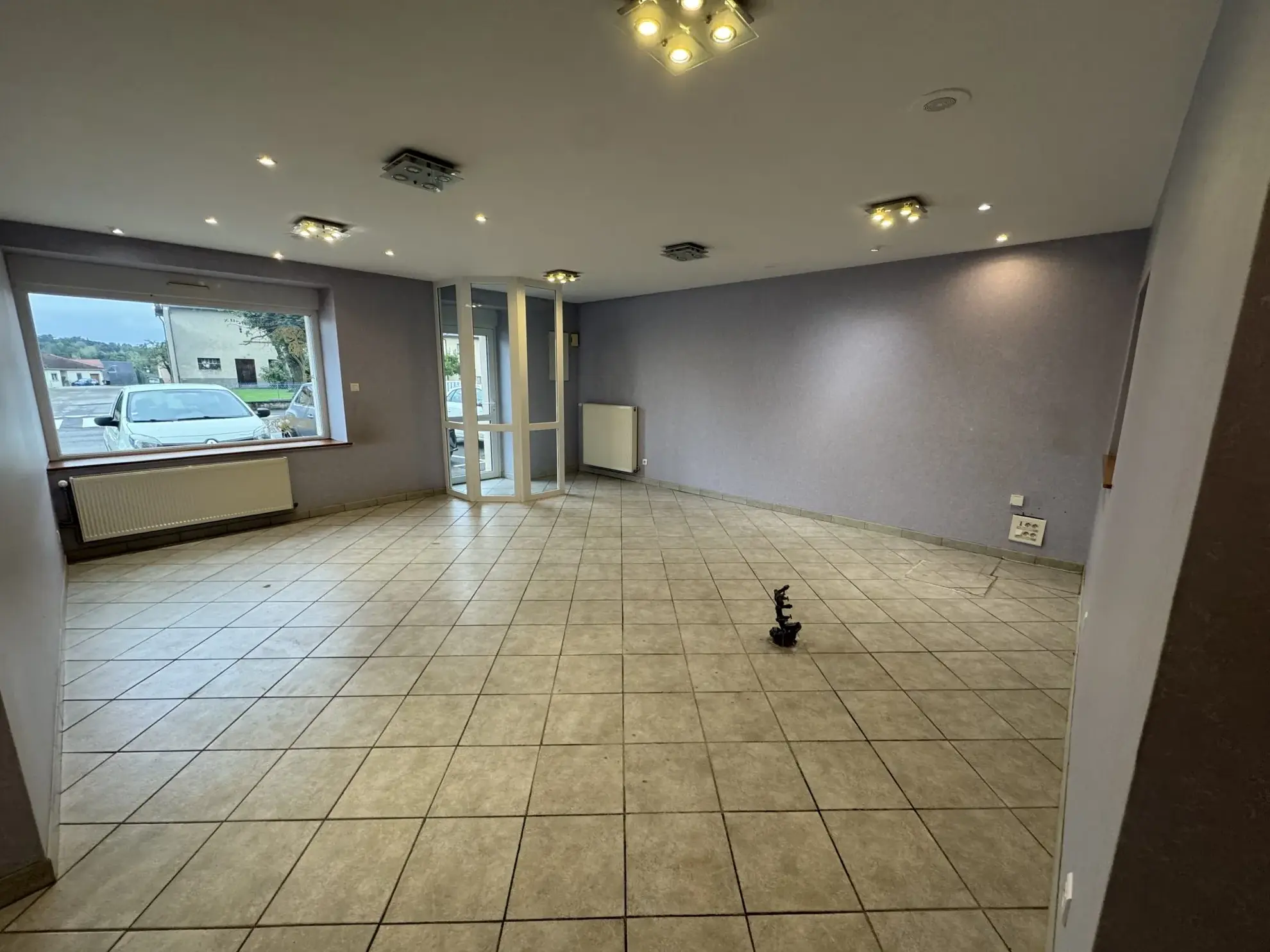 À vendre local commercial de 54m² à Champenoux avec vitrine sur rue 