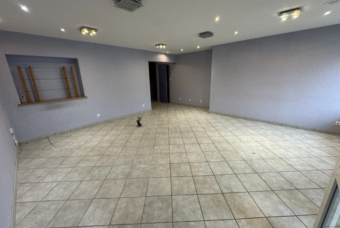 À vendre local commercial de 54m² à Champenoux avec vitrine sur rue 
