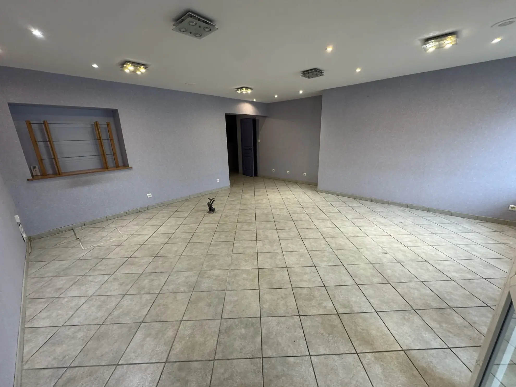 À vendre local commercial de 54m² à Champenoux avec vitrine sur rue 