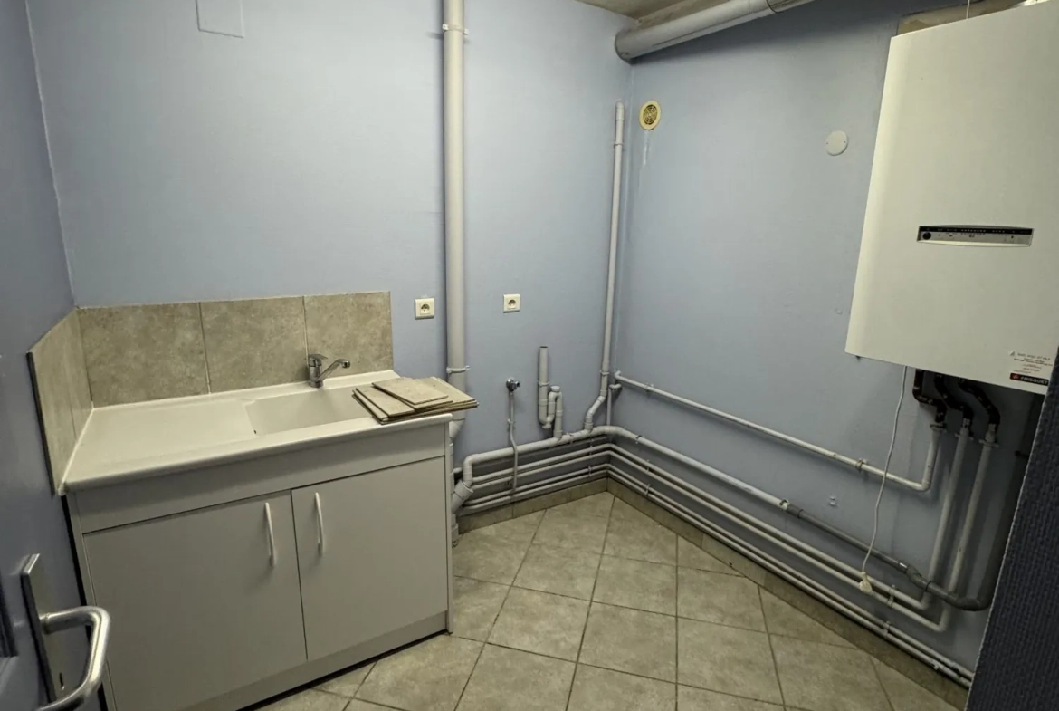 À vendre local commercial de 54m² à Champenoux avec vitrine sur rue 