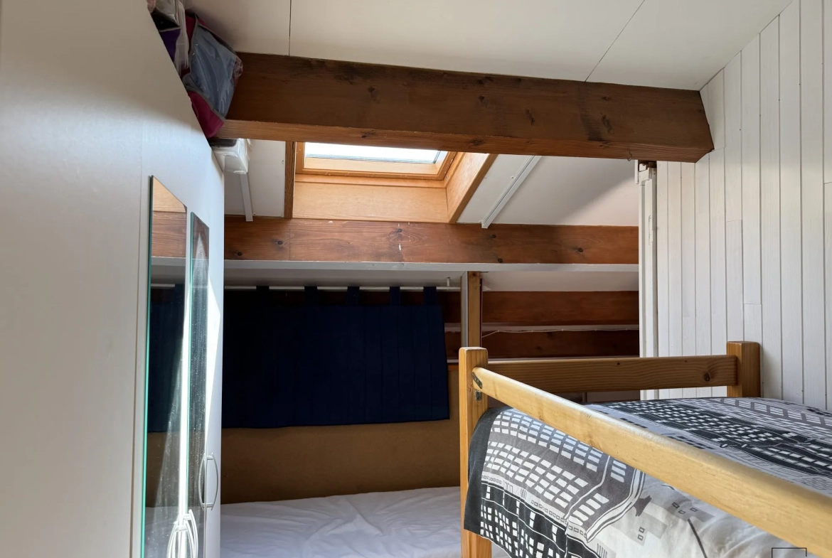 À Vendre à Gruissan - Pavillon 3 Pièces Traversant avec Terrasse Exposée Est 