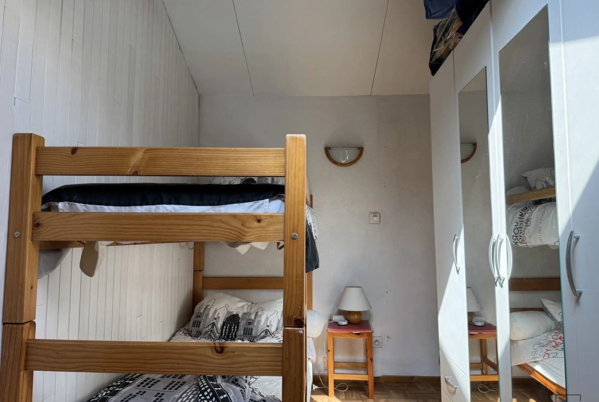 À Vendre à Gruissan - Pavillon 3 Pièces Traversant avec Terrasse Exposée Est 