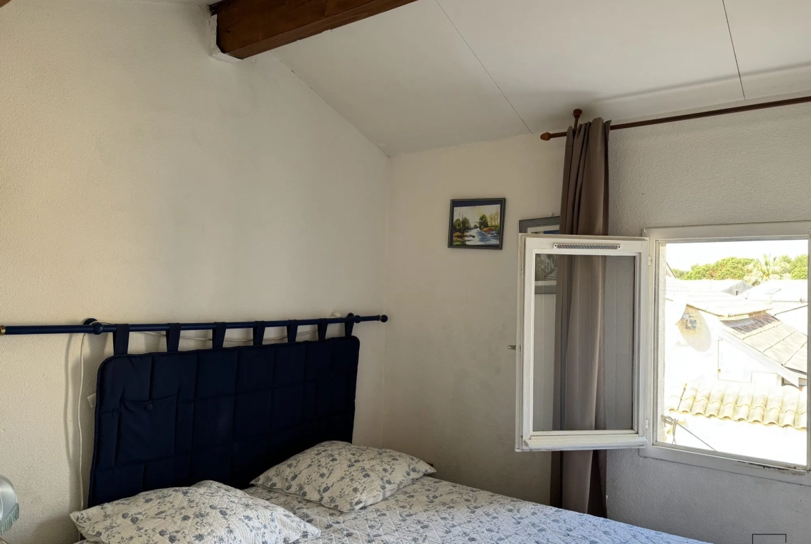 À Vendre à Gruissan - Pavillon 3 Pièces Traversant avec Terrasse Exposée Est 