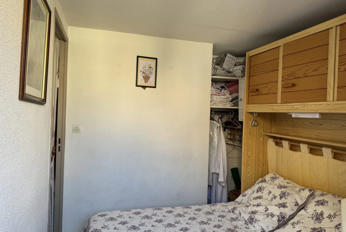 À Vendre à Gruissan - Pavillon 3 Pièces Traversant avec Terrasse Exposée Est 