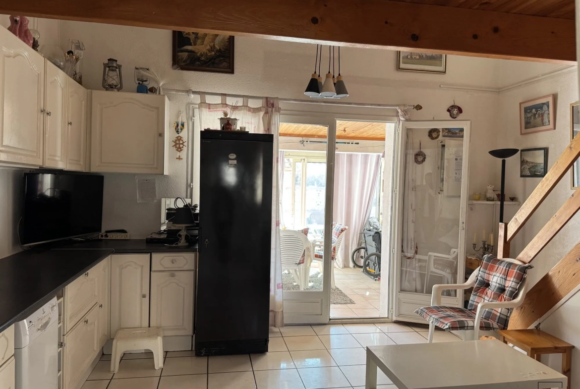 À Vendre à Gruissan - Pavillon 3 Pièces Traversant avec Terrasse Exposée Est 