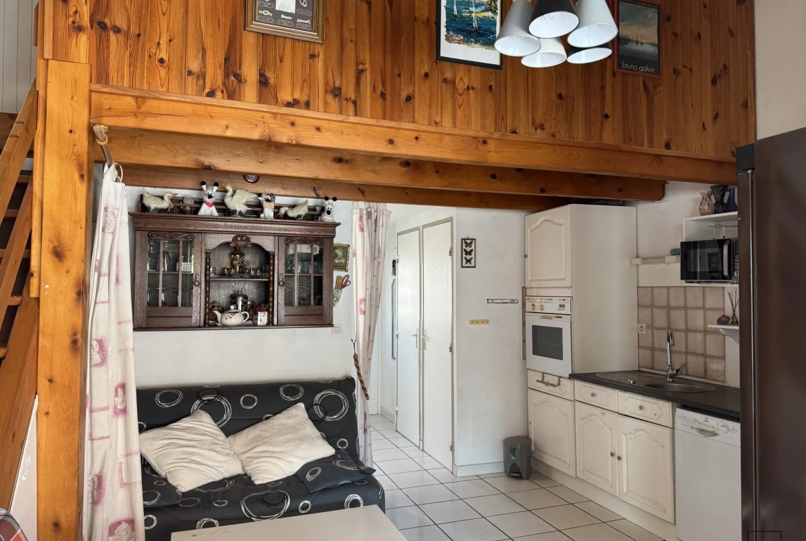 À Vendre à Gruissan - Pavillon 3 Pièces Traversant avec Terrasse Exposée Est 