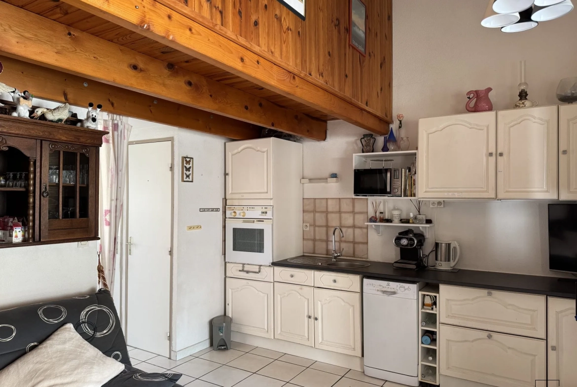 À Vendre à Gruissan - Pavillon 3 Pièces Traversant avec Terrasse Exposée Est 