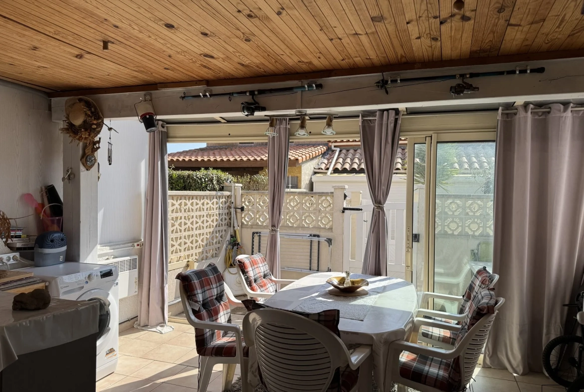 À Vendre à Gruissan - Pavillon 3 Pièces Traversant avec Terrasse Exposée Est 
