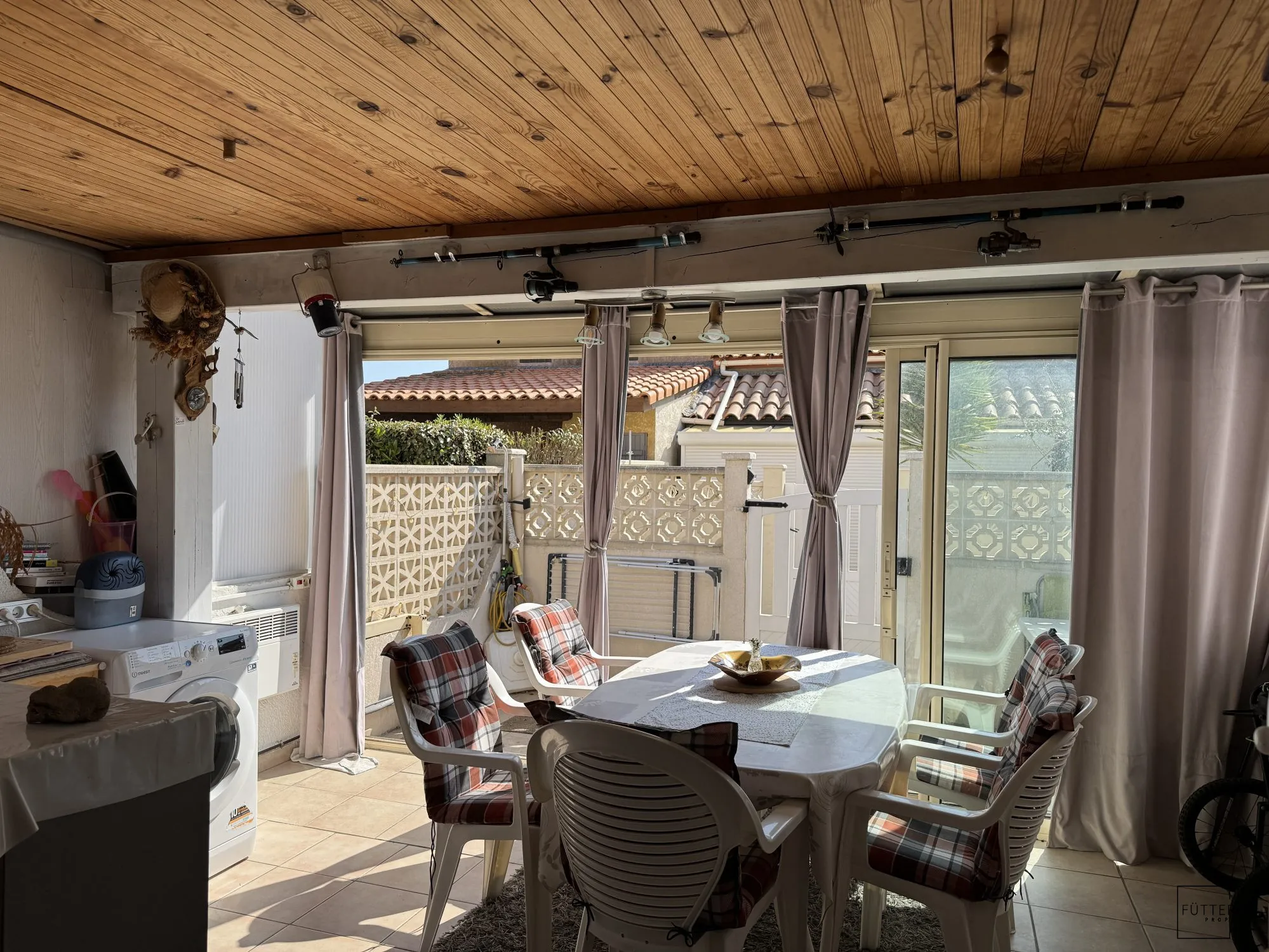 À Vendre à Gruissan - Pavillon 3 Pièces Traversant avec Terrasse Exposée Est 