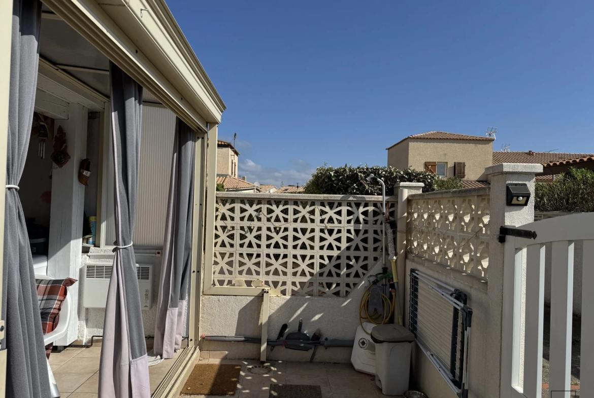 À Vendre à Gruissan - Pavillon 3 Pièces Traversant avec Terrasse Exposée Est 