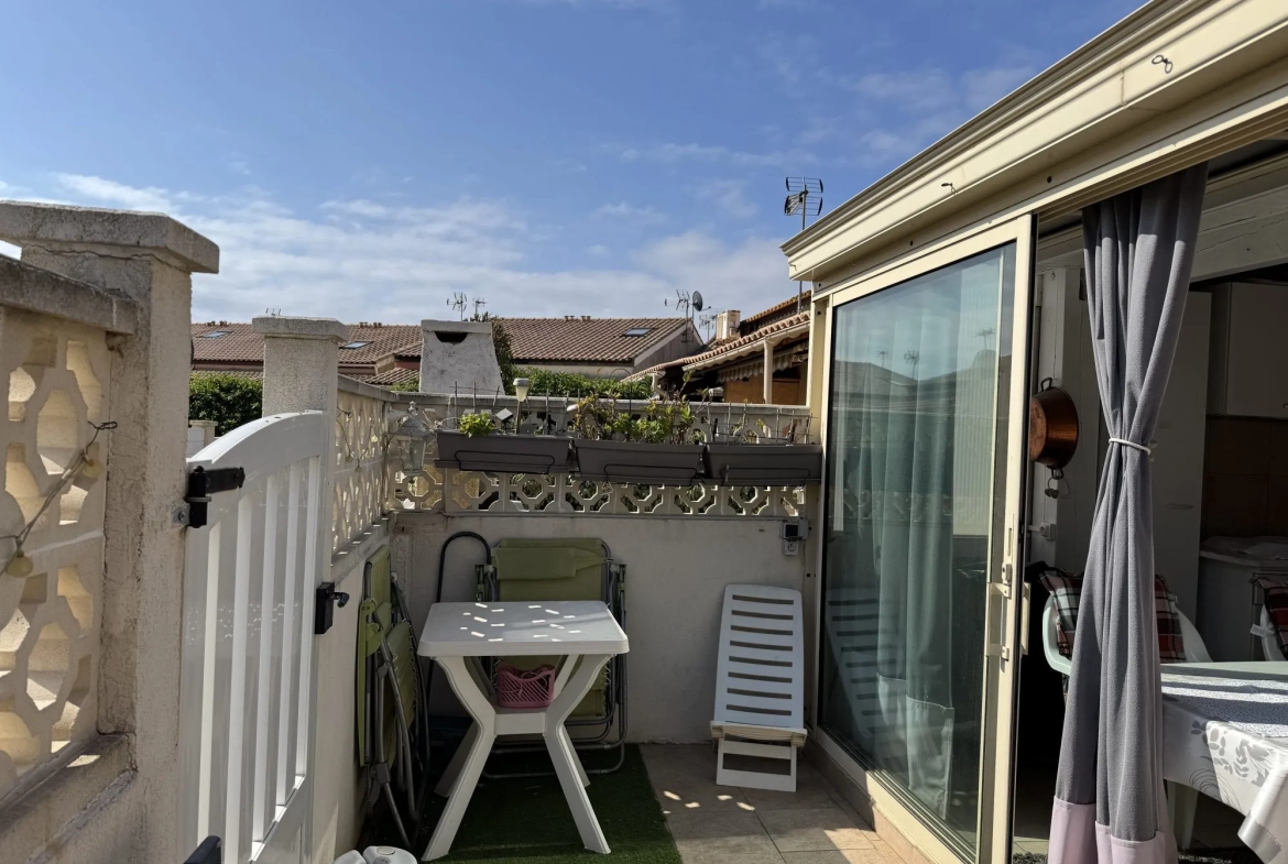 À Vendre à Gruissan - Pavillon 3 Pièces Traversant avec Terrasse Exposée Est 