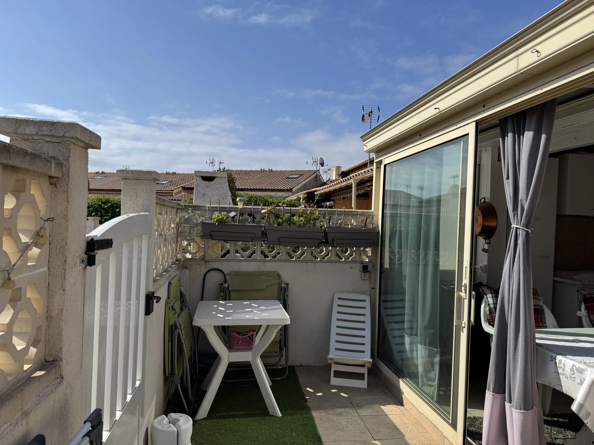 À Vendre à Gruissan - Pavillon 3 Pièces Traversant avec Terrasse Exposée Est 