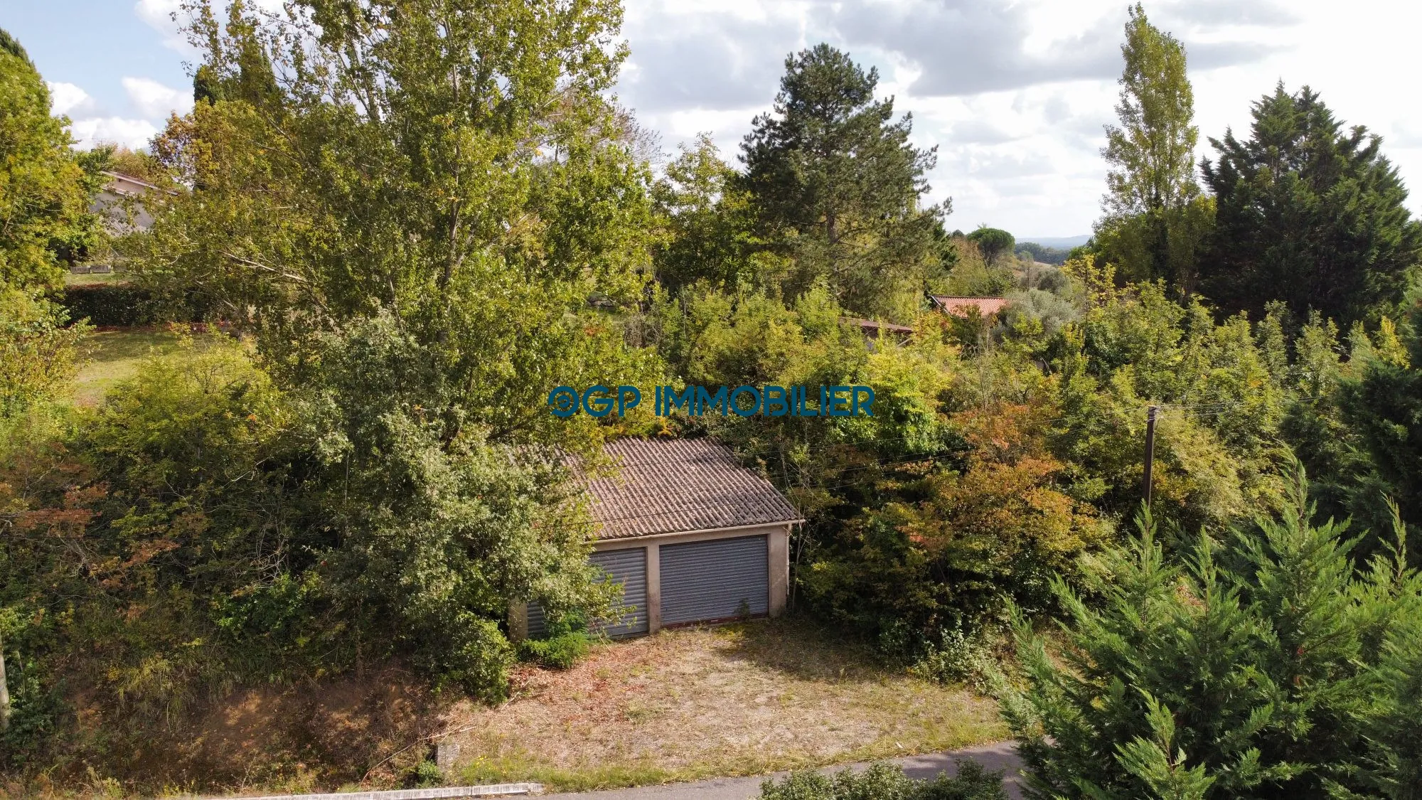 Garage de 40 m² sur 800 m² à Villebrumier, idéal pour stockage ou atelier 