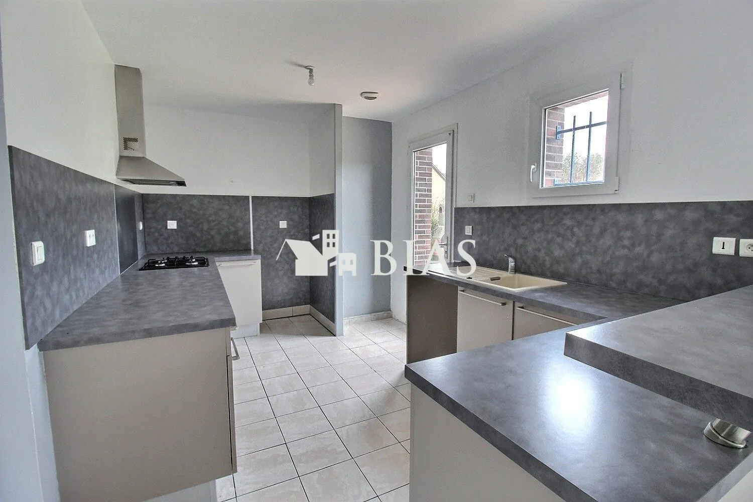 Maison à vendre à Conches-en-Ouche avec jardin et garage 