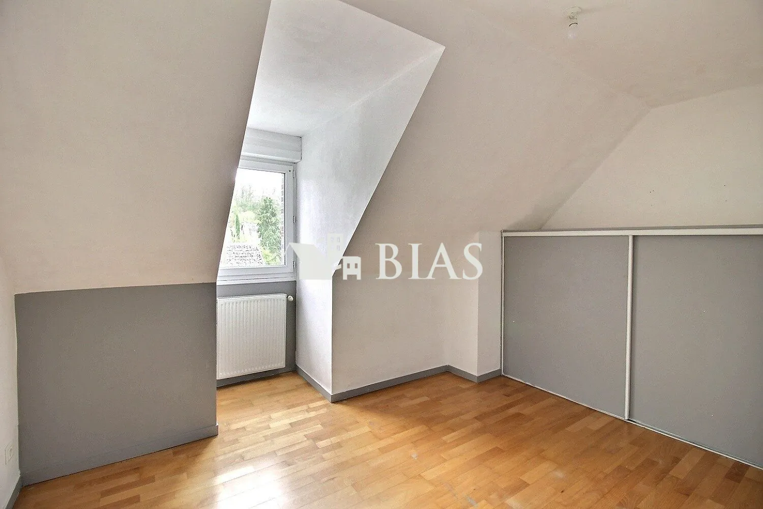 Maison à vendre à Conches-en-Ouche avec jardin et garage 