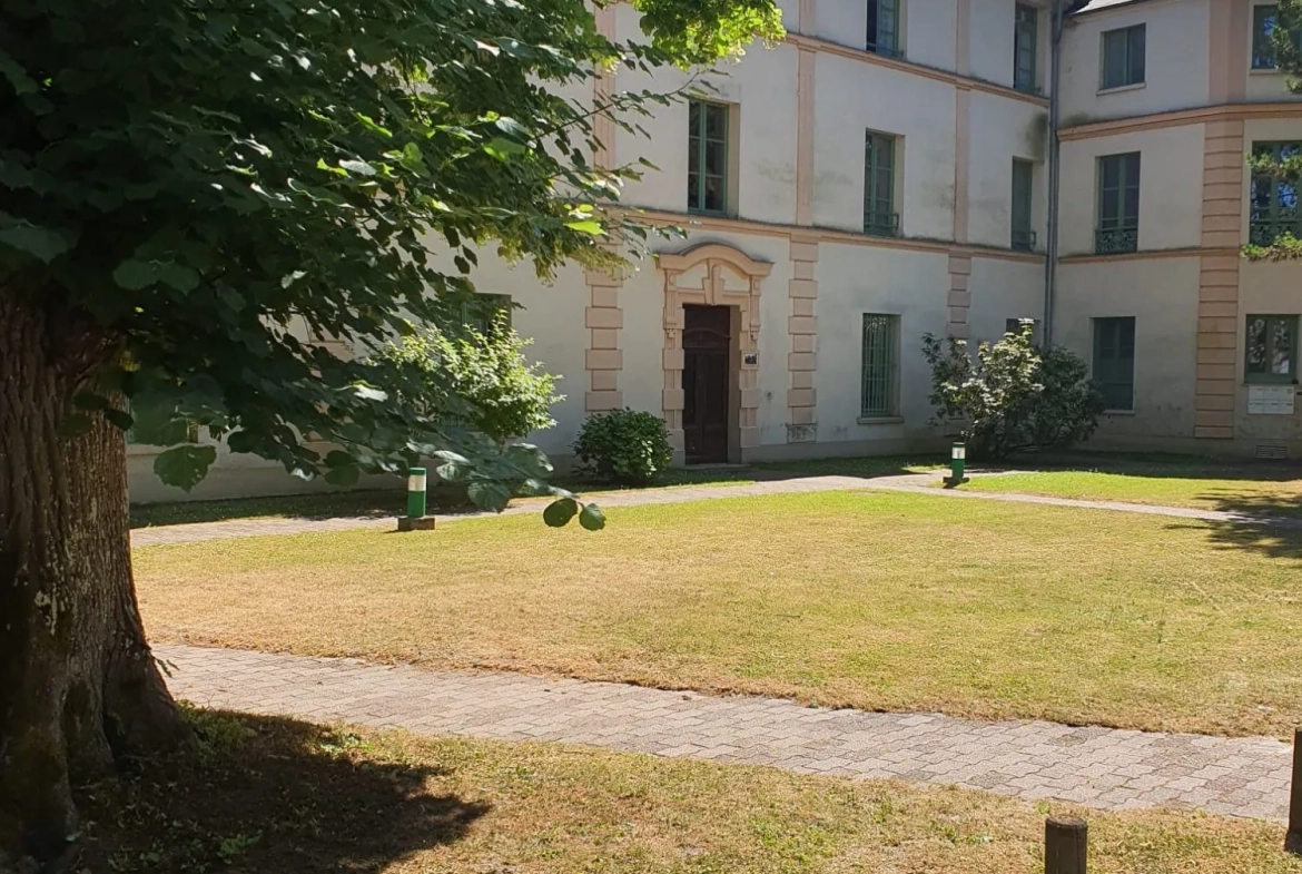 Appartement lumineux à Lardy avec parking privé, dernier étage, proche commodités 
