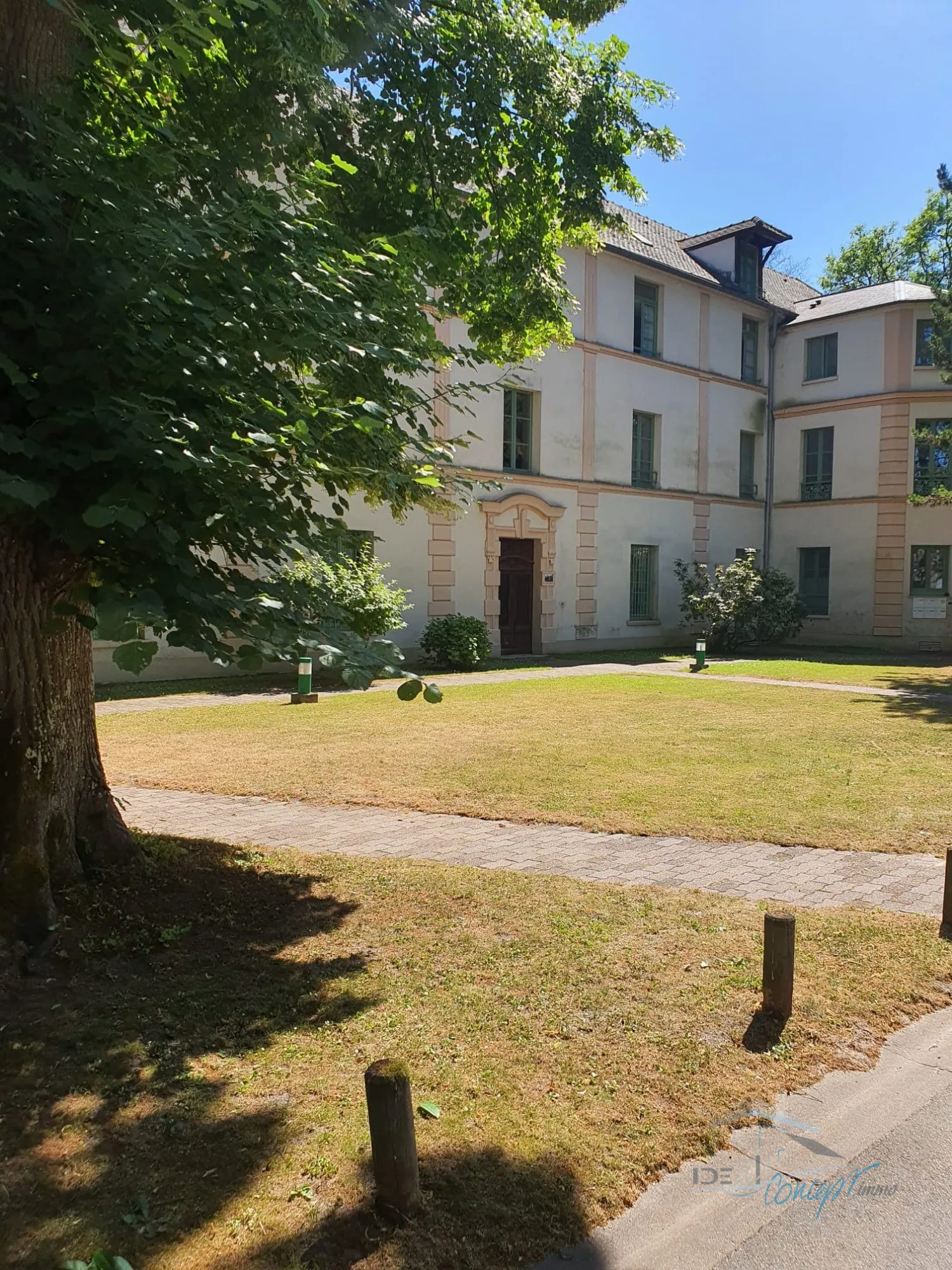 Appartement lumineux à Lardy avec parking privé, dernier étage, proche commodités 