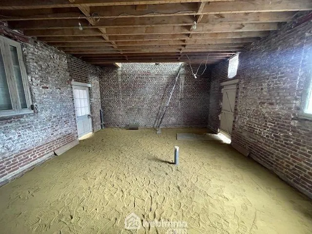 Ferme à Noyon de 135 m² avec dépendances et potentiel de rénovation 
