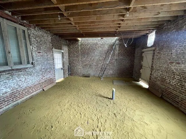 Ferme à Noyon de 135 m² avec dépendances et potentiel de rénovation 