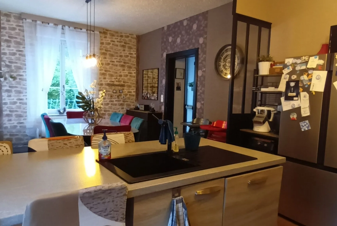 Maison rénovée de 7 pièces avec terrasse et jardin à SERY 
