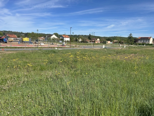 Terrain de 300 m² à vendre à Lescure d'Albigeois, prêt à construire
