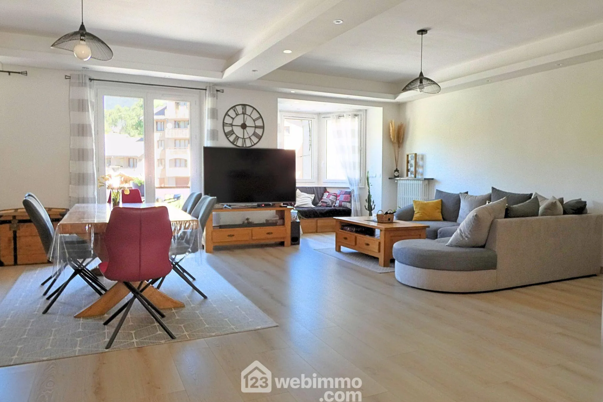 Spacieux appartement T4 à Ugine avec garage, cave et vue imprenable sur le Mont Charvin 