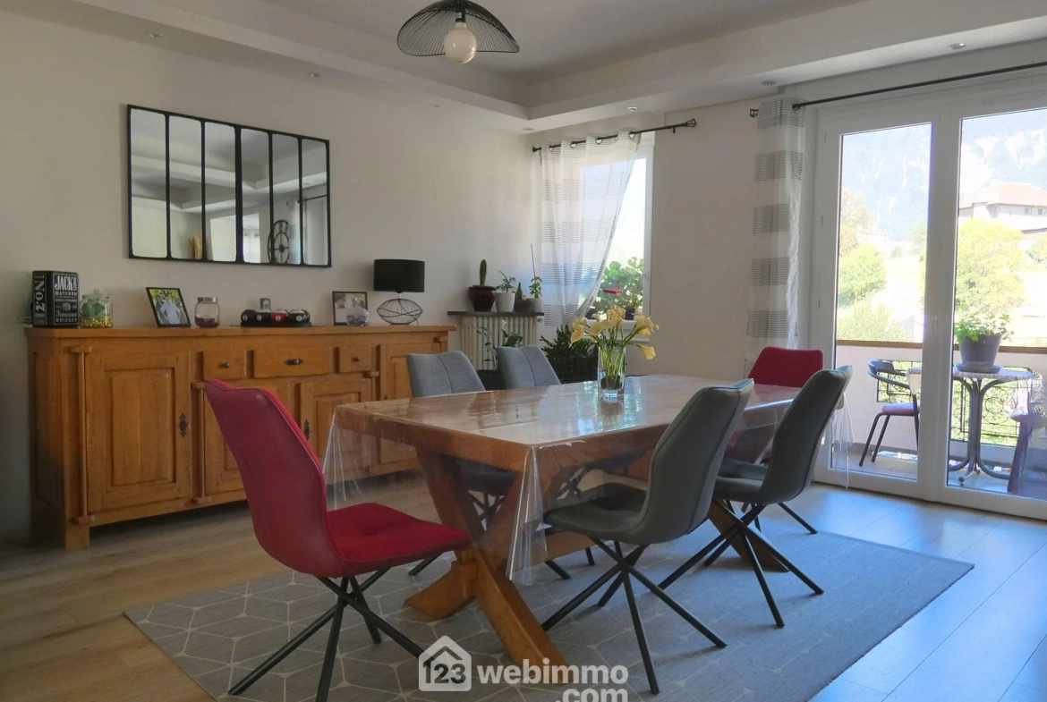 Spacieux appartement T4 à Ugine avec garage, cave et vue imprenable sur le Mont Charvin 