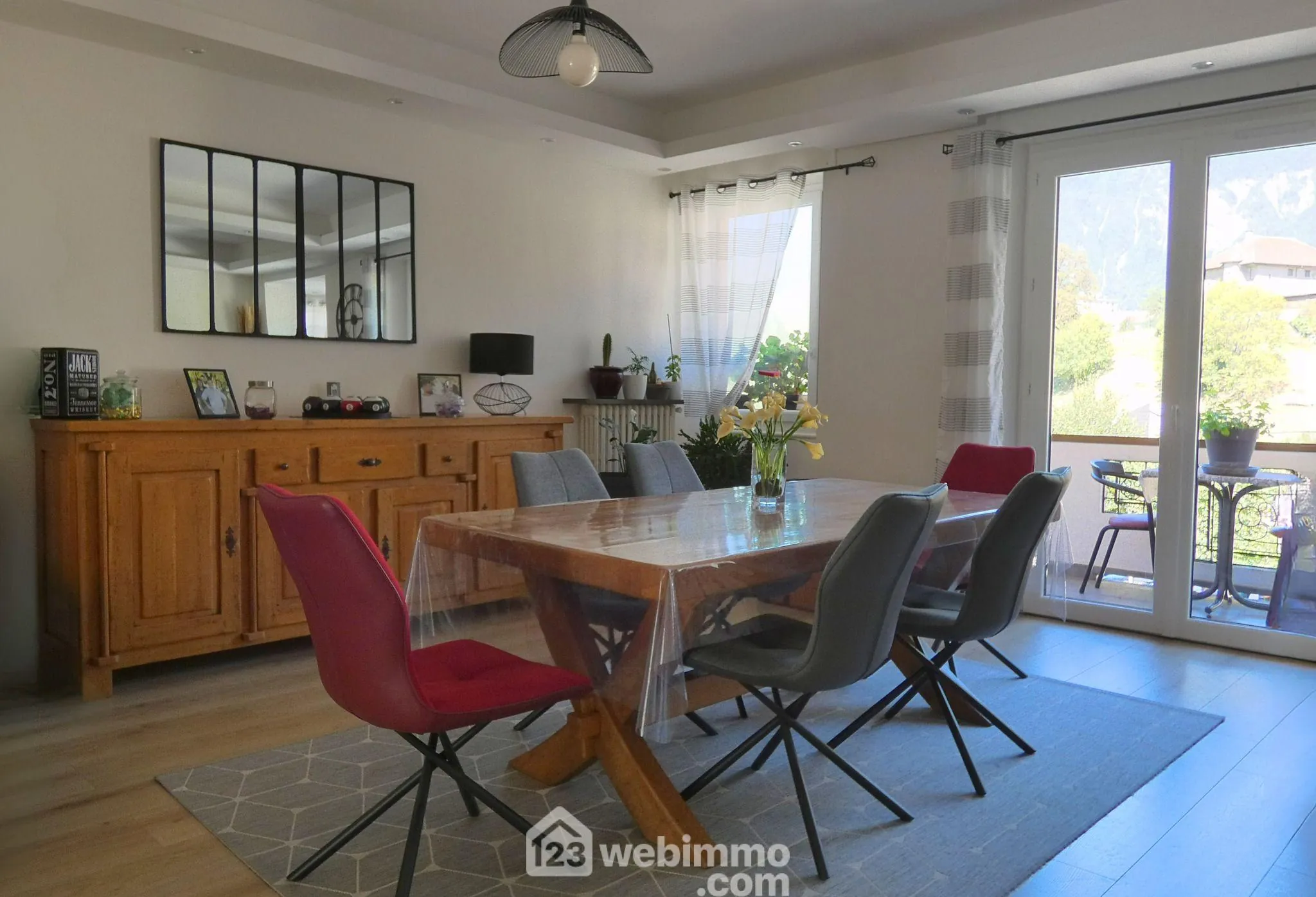 Spacieux appartement T4 à Ugine avec garage, cave et vue imprenable sur le Mont Charvin 