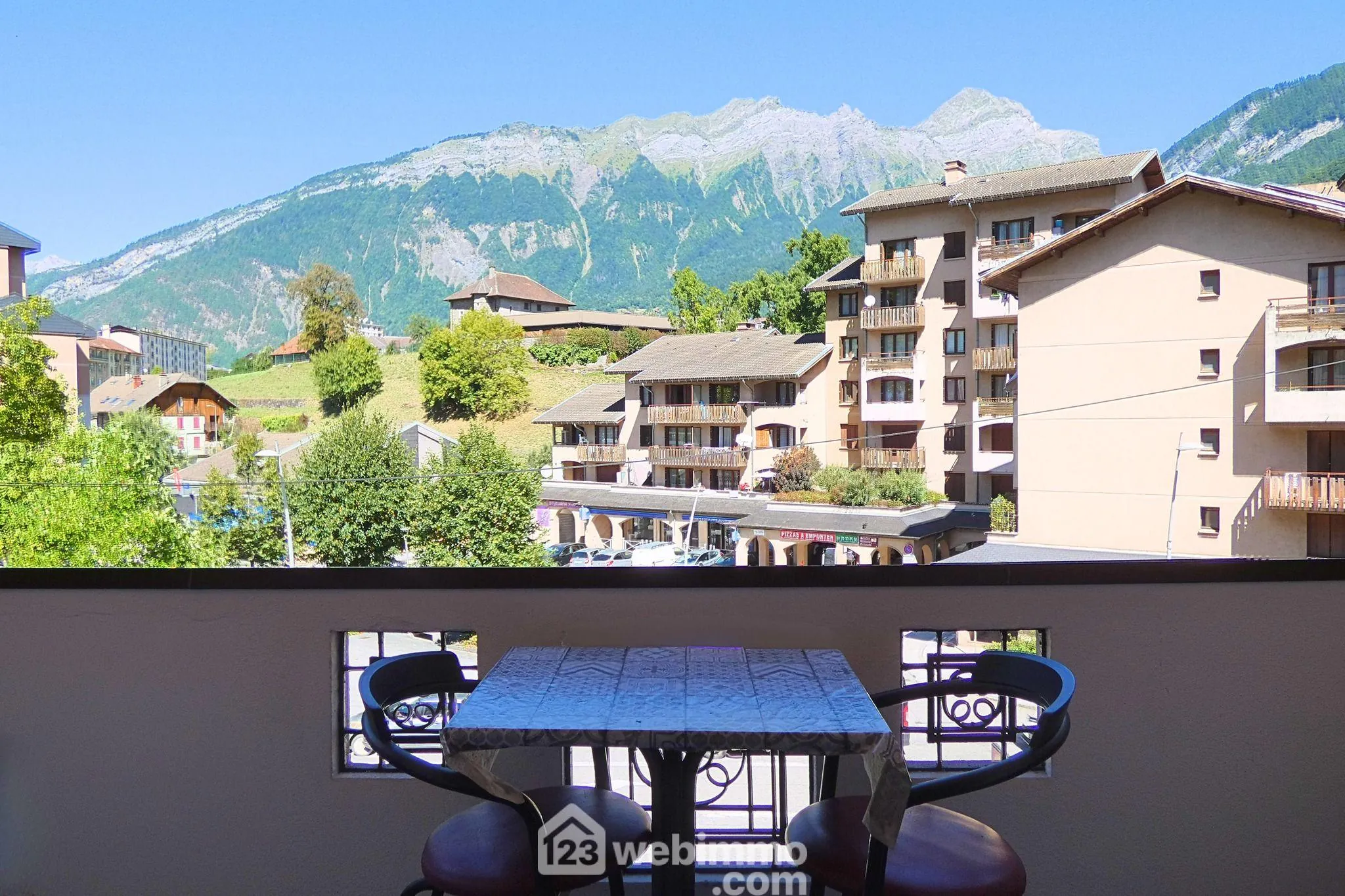 Spacieux appartement T4 à Ugine avec garage, cave et vue imprenable sur le Mont Charvin 