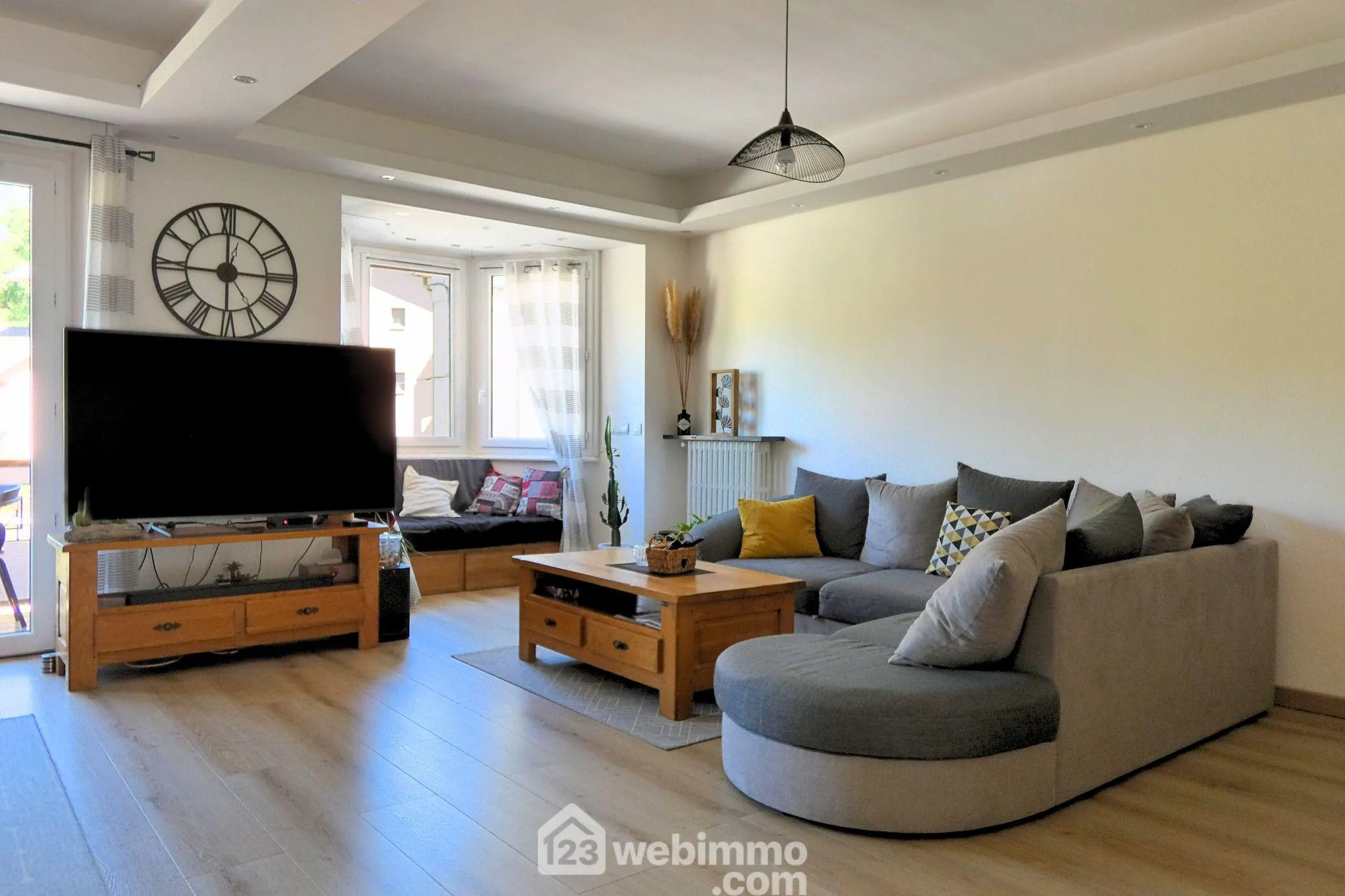 Spacieux appartement T4 à Ugine avec garage, cave et vue imprenable sur le Mont Charvin 