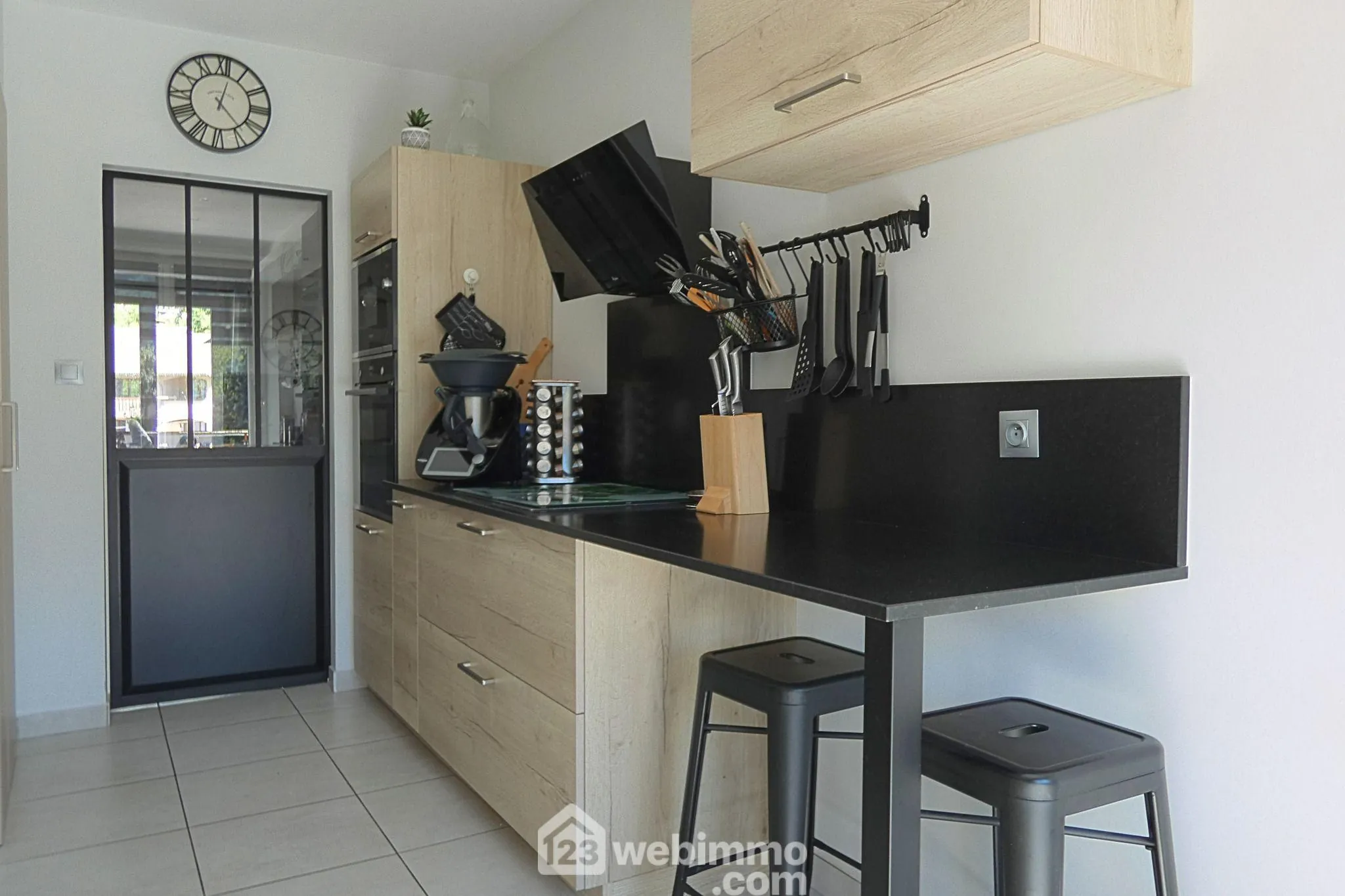 Spacieux appartement T4 à Ugine avec garage, cave et vue imprenable sur le Mont Charvin 