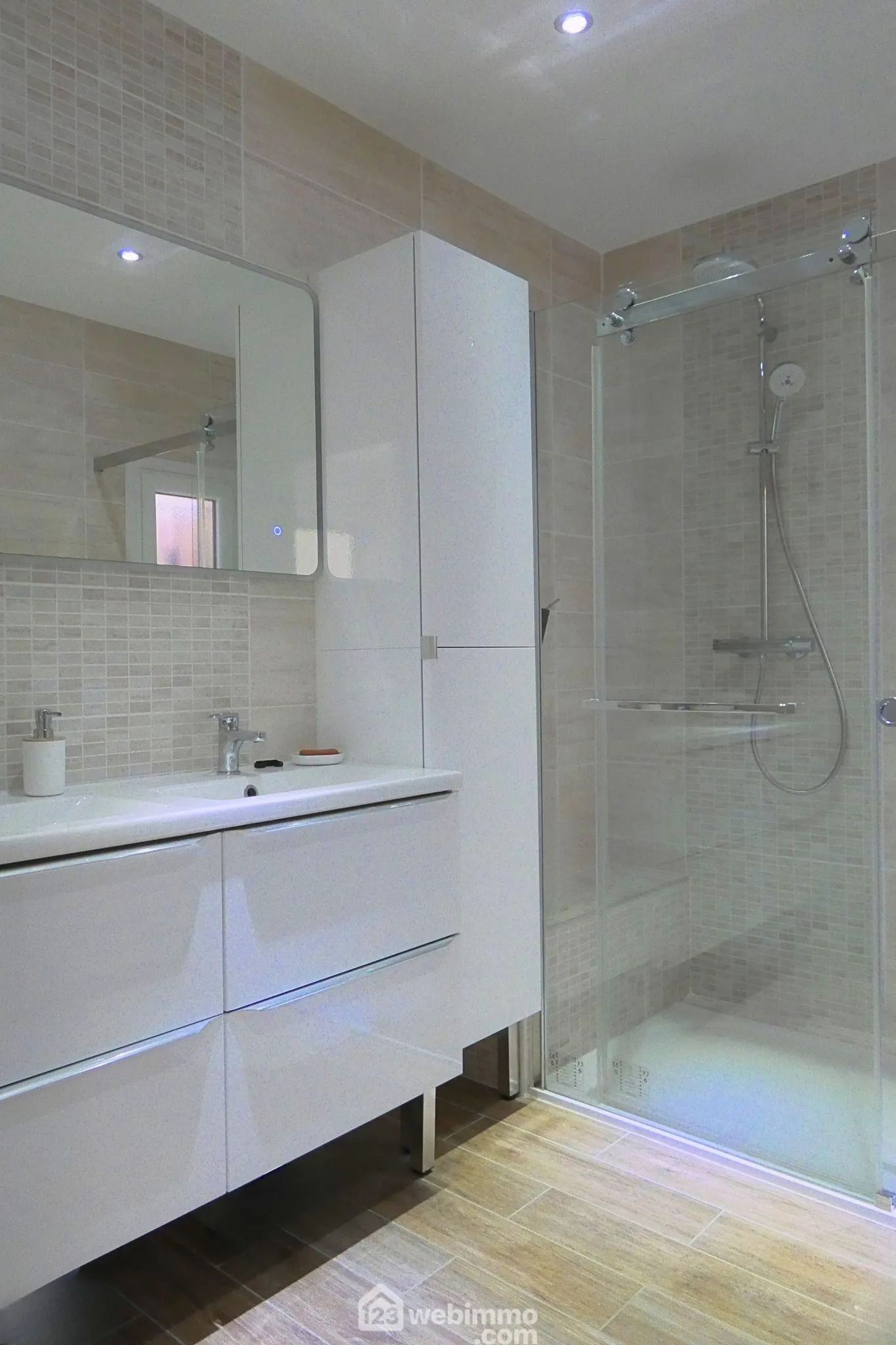 Spacieux appartement T4 à Ugine avec garage, cave et vue imprenable sur le Mont Charvin 