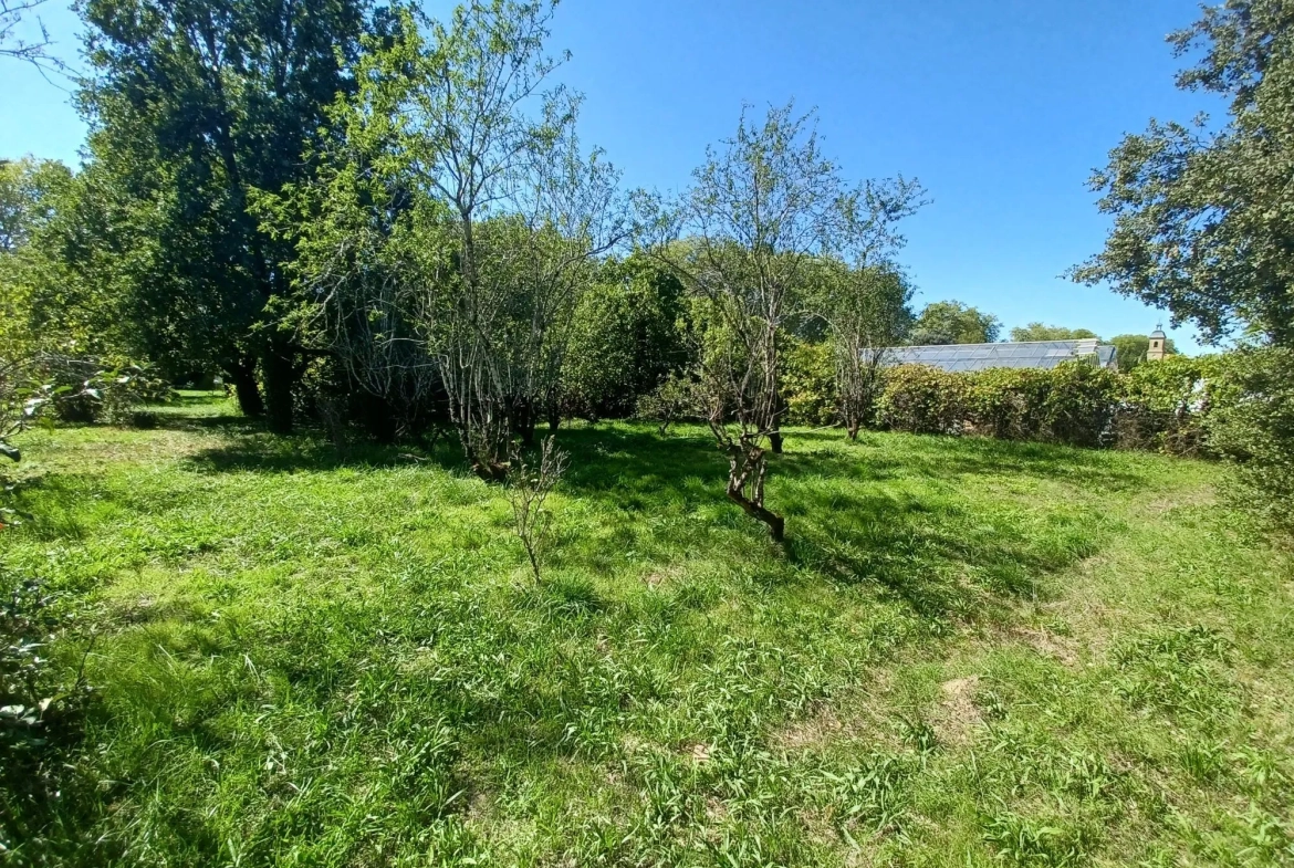 Terrain constructible plat de 825 m² à Vènes - Emplacement paisible 