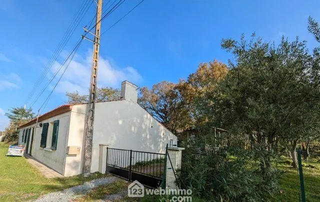 Maison de 88m² à Coëx avec studio indépendant et dépendances 