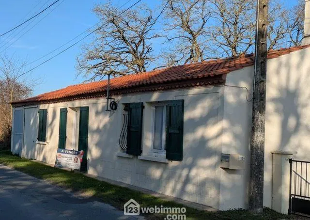 Maison de 88m² à Coëx avec studio indépendant et dépendances 