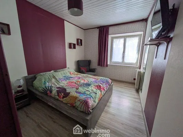 Maison de 88m² à Coëx avec studio indépendant et dépendances 