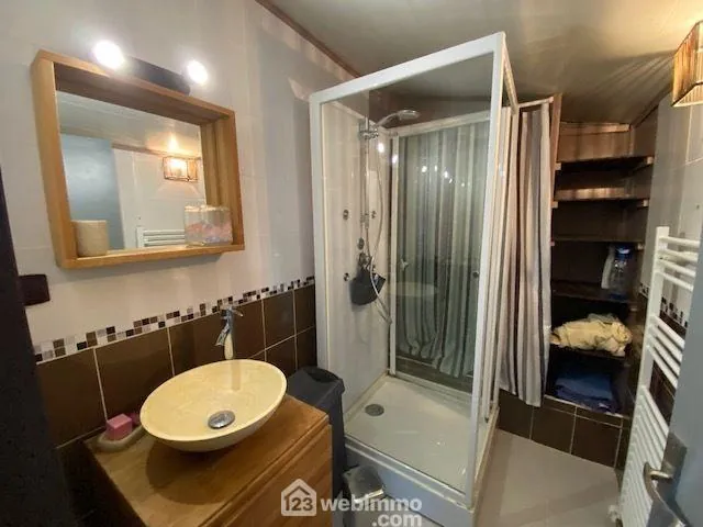 Maison de 88m² à Coëx avec studio indépendant et dépendances 