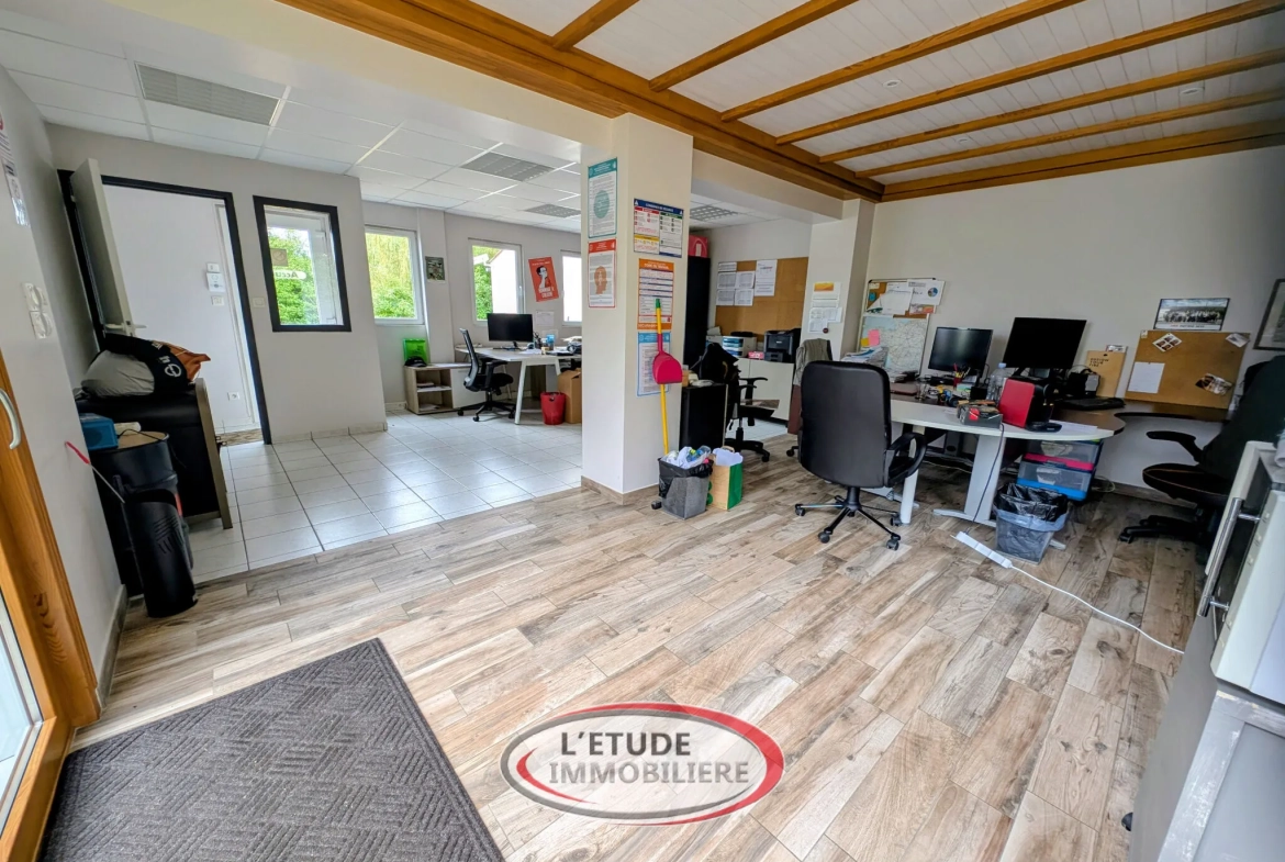 Maison avec espace professionnel, piscine et terrain clos à Château-Thébaud 