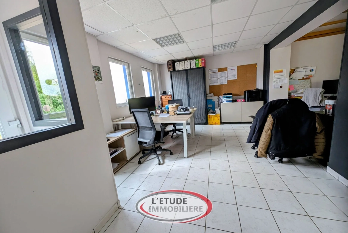 Maison avec espace professionnel, piscine et terrain clos à Château-Thébaud 