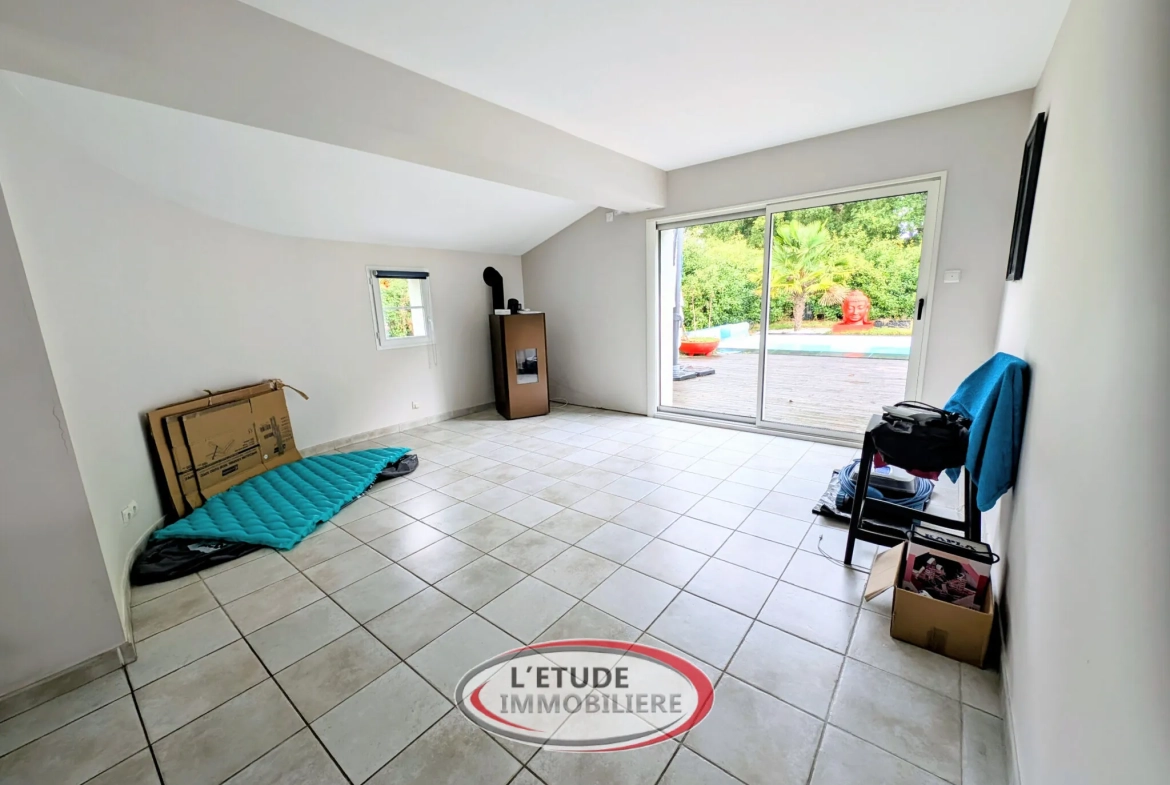 Maison avec espace professionnel, piscine et terrain clos à Château-Thébaud 