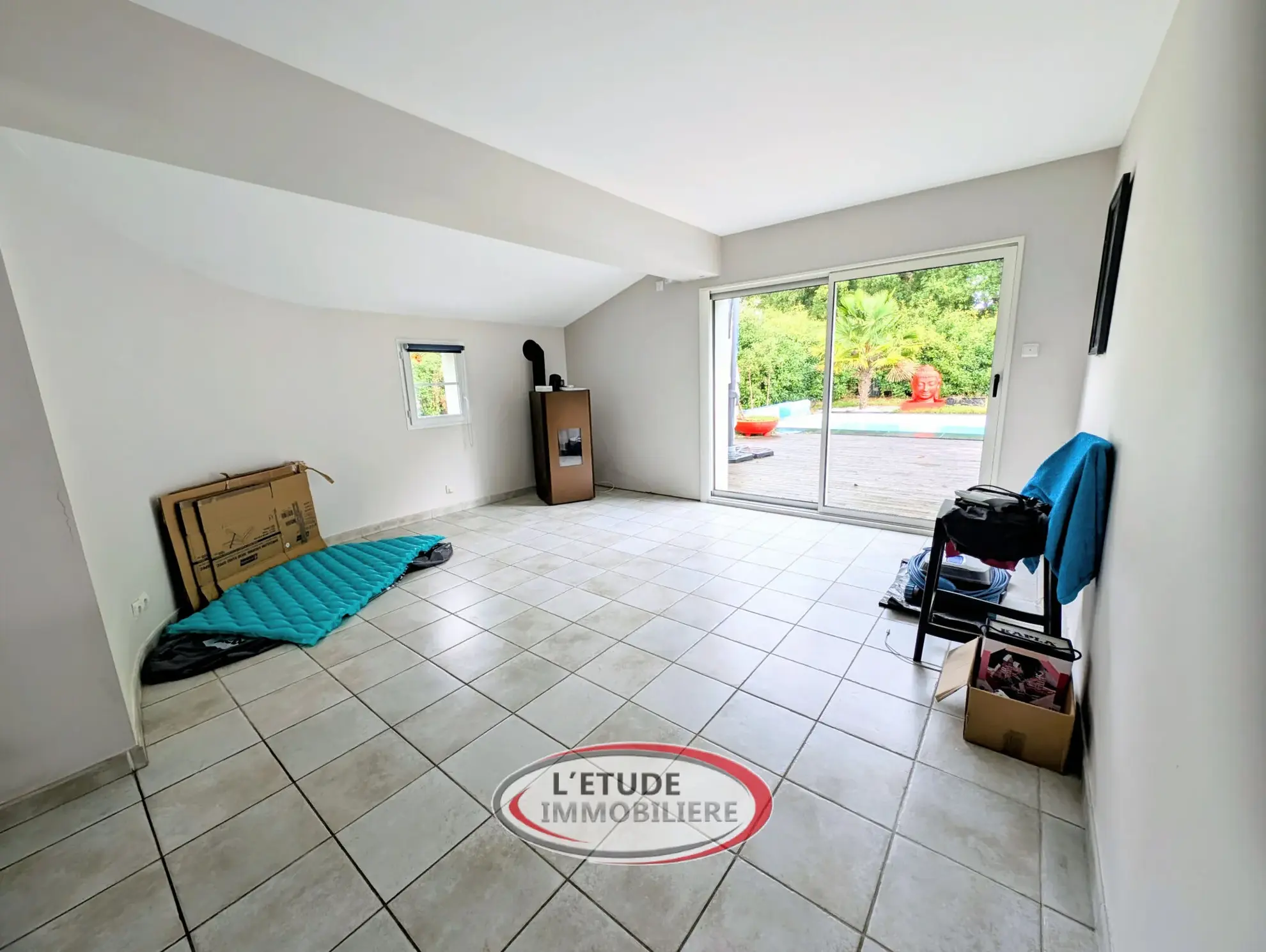 Maison avec espace professionnel, piscine et terrain clos à Château-Thébaud 