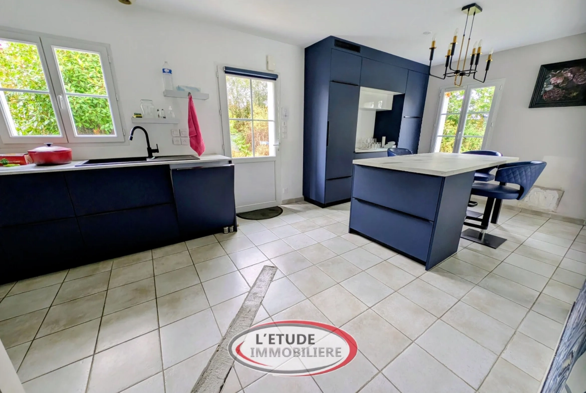 Maison avec espace professionnel, piscine et terrain clos à Château-Thébaud 