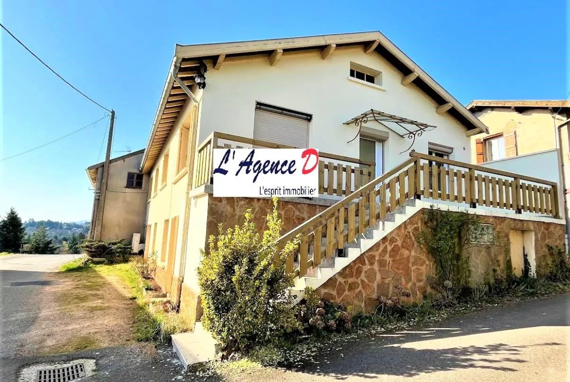 Maison rénovée de 140 m² à Renaison avec terrasse et potentiel divisé en deux logements 