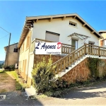 Maison rénovée de 140 m² à Renaison avec terrasse et potentiel divisé en deux logements