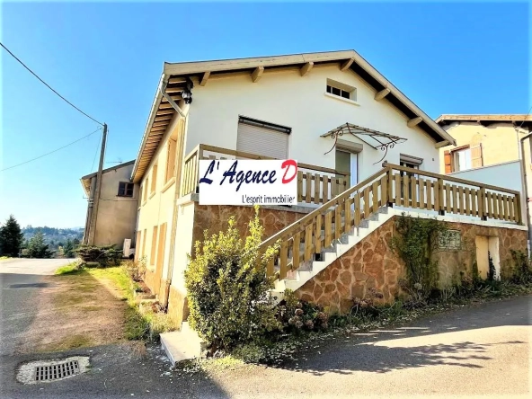 Maison rénovée de 140 m² à Renaison avec terrasse et potentiel divisé en deux logements