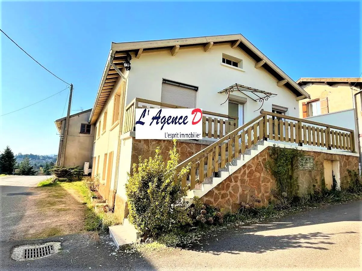 Maison rénovée de 140 m² à Renaison avec terrasse et potentiel divisé en deux logements 