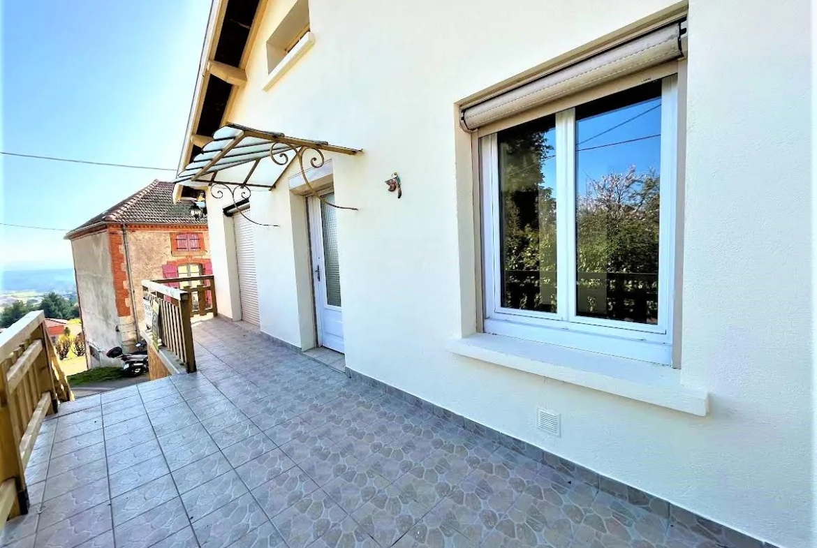 Maison rénovée de 140 m² à Renaison avec terrasse et potentiel divisé en deux logements 